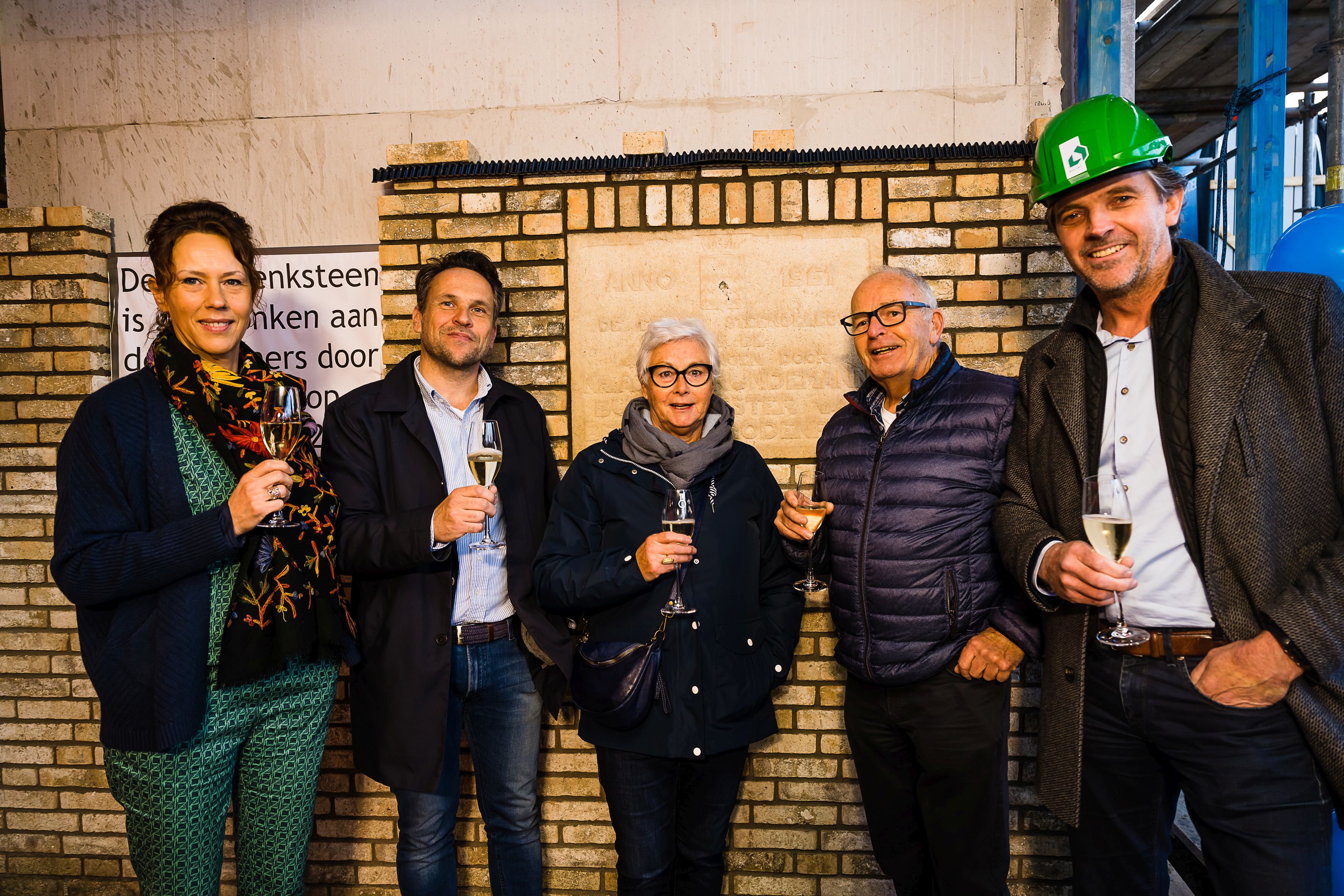 Eerste steenlegging woningen Julianastraat en Prins Bernhardlaan