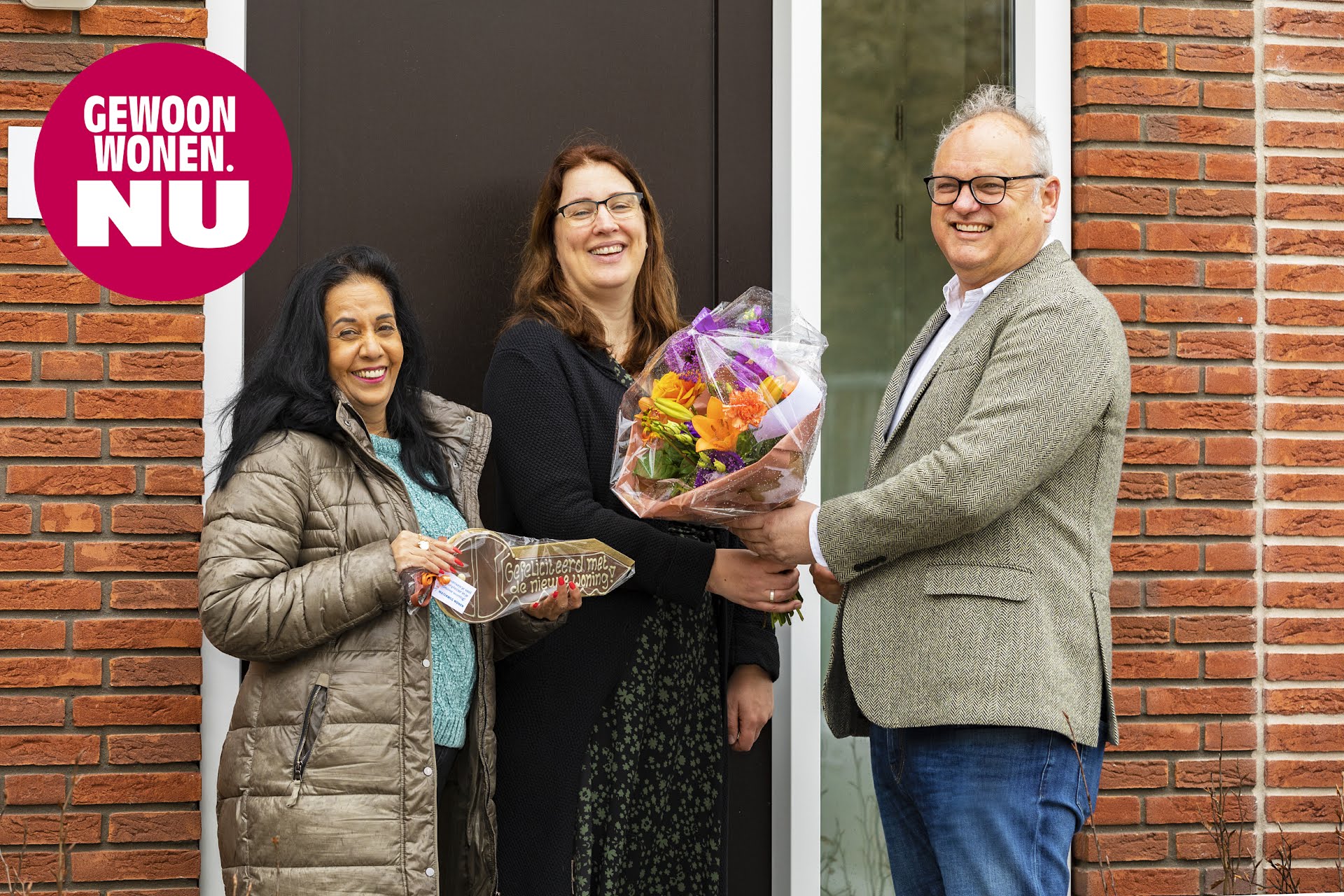 Huurders blij met sleutels nieuwe eengezinswoning in de Westwijk