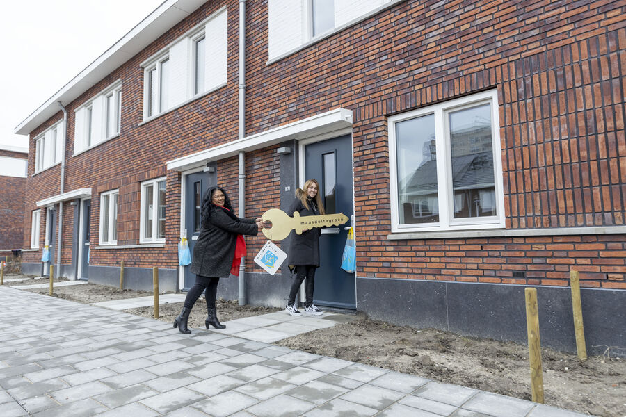 Huurder ontvangt de eerste sleutel in Sterrenkwartier Hoog fase 1