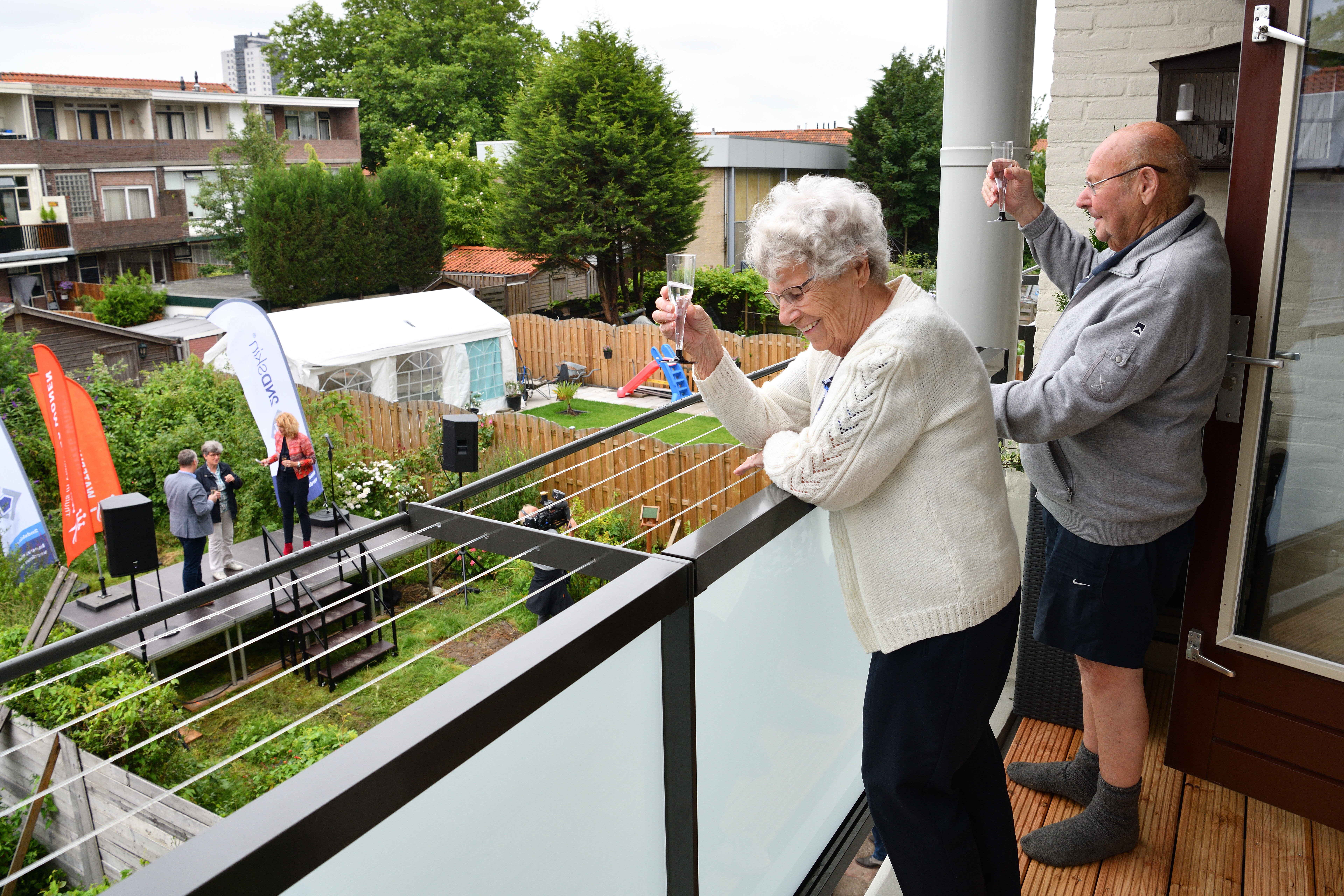 Feestelijke balkonborrel als start werkzaamheden 134 woningen Burgemeester Pruissingel e.o. 